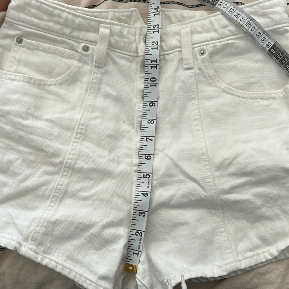 Levis High Waisted Buttoned Short. Size 30